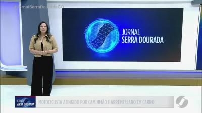 itemMotococlista atingindo por caminhão e arremessado em carro
