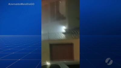 itemFogo em lote baldio assusta moradores e interrompe culto em igreja em Goiânia