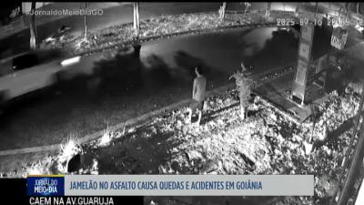 itemJamelão no asfalto causa quedas e acidentes em Goiânia