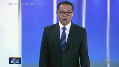 Idoso fica preso em carro ap&oacute;s capotamento em Aparecida de Goi&acirc;nia