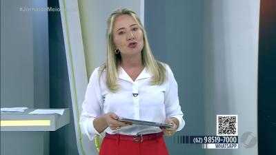 Lobo-guará invade quintal em Itaberaí