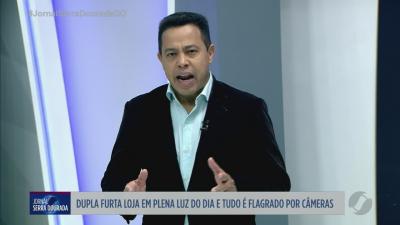 itemMotorista fica ferido e carro é destruído após colisão com caminhão
