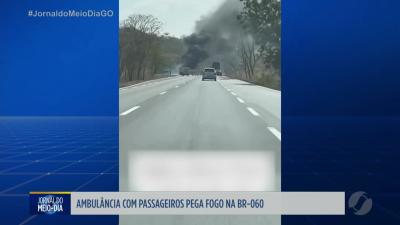 itemAmbulância pega fogo na BR-060