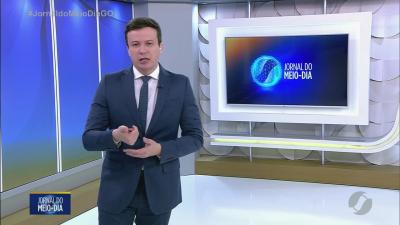 itemCarro capota após atingir veículos estacionados em Goiânia