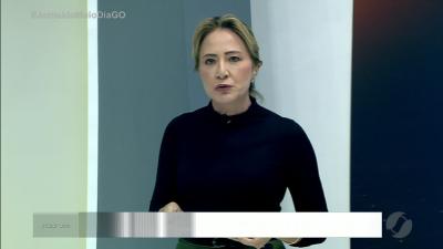 itemBombeiros resgatam homem que caiu em buraco em Luziânia