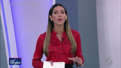 itemCarro capota após ser atingido por outro em cruzamento