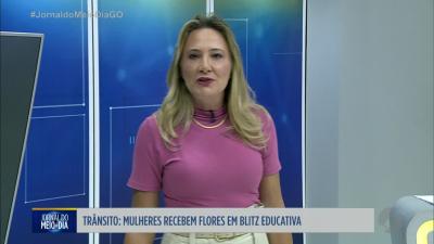 itemMulheres recebem flores em blitz educativa em Goiânia