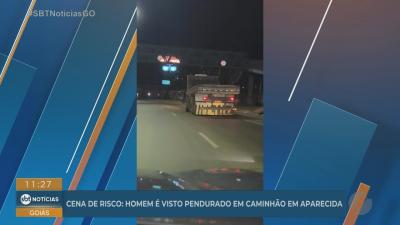 Homem &eacute; flagrado pendurado em caminh&atilde;o em movimento