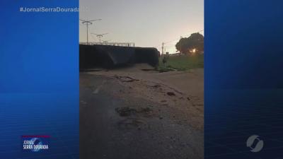 Carreta carregada com soja tomba no perímetro urbano da BR-060, em Rio Verde
