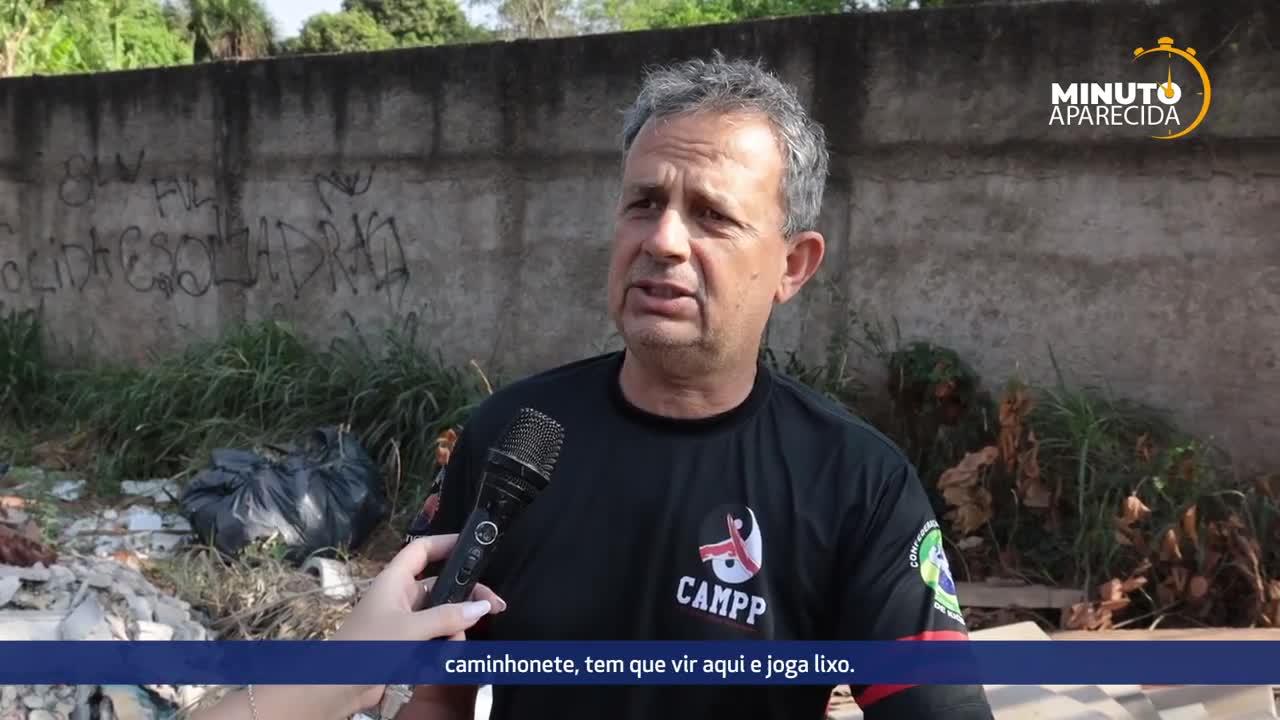 Operação remove lixo e entulho de terreno no Jardim Maria Inês