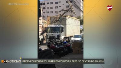 itemPoste cai em caminhão no Centro de Goiânia