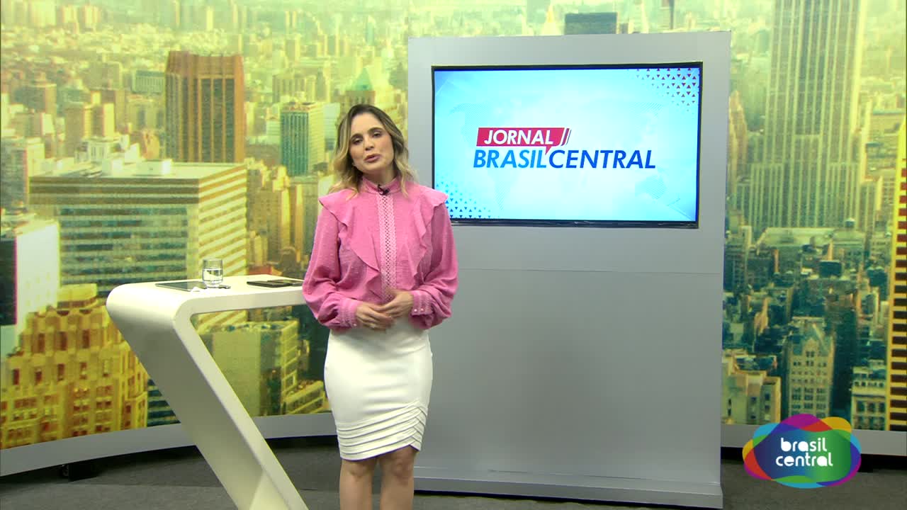 Gracinha entrega Cartões Aluguel Social e Escrituras de Regularização Fundiária