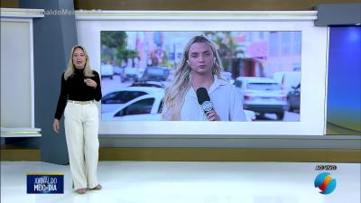 itemHomem arranha carro de coletor de lixo de propósito em Anápolis