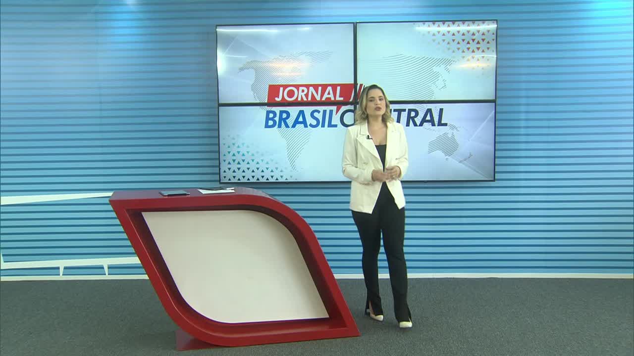 itemGalpão Destruído; Bombeiros trabalham em rescaldo.