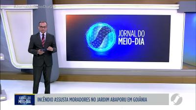 itemCarro invade casa e destrói muro em Goiânia