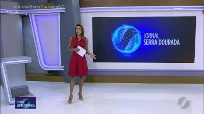 Motorista de carro atinge motociclistas paradas em sem&aacute;foro e foge em An&aacute;polis