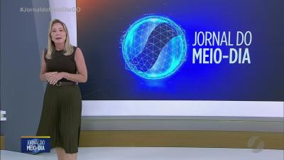 Carreta despenca em barranco ap&oacute;s perder controle