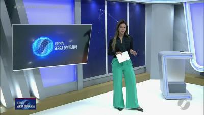 Caminhão perde freio, bate em dois carros e derruba área de oficina, em Goiânia