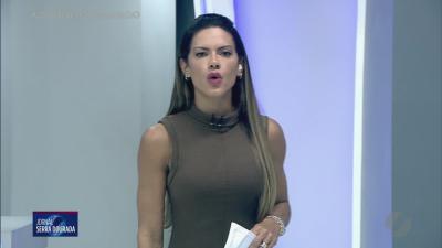 itemCaminhoneiro fica ferido após tombar com carga de soja na GO-330