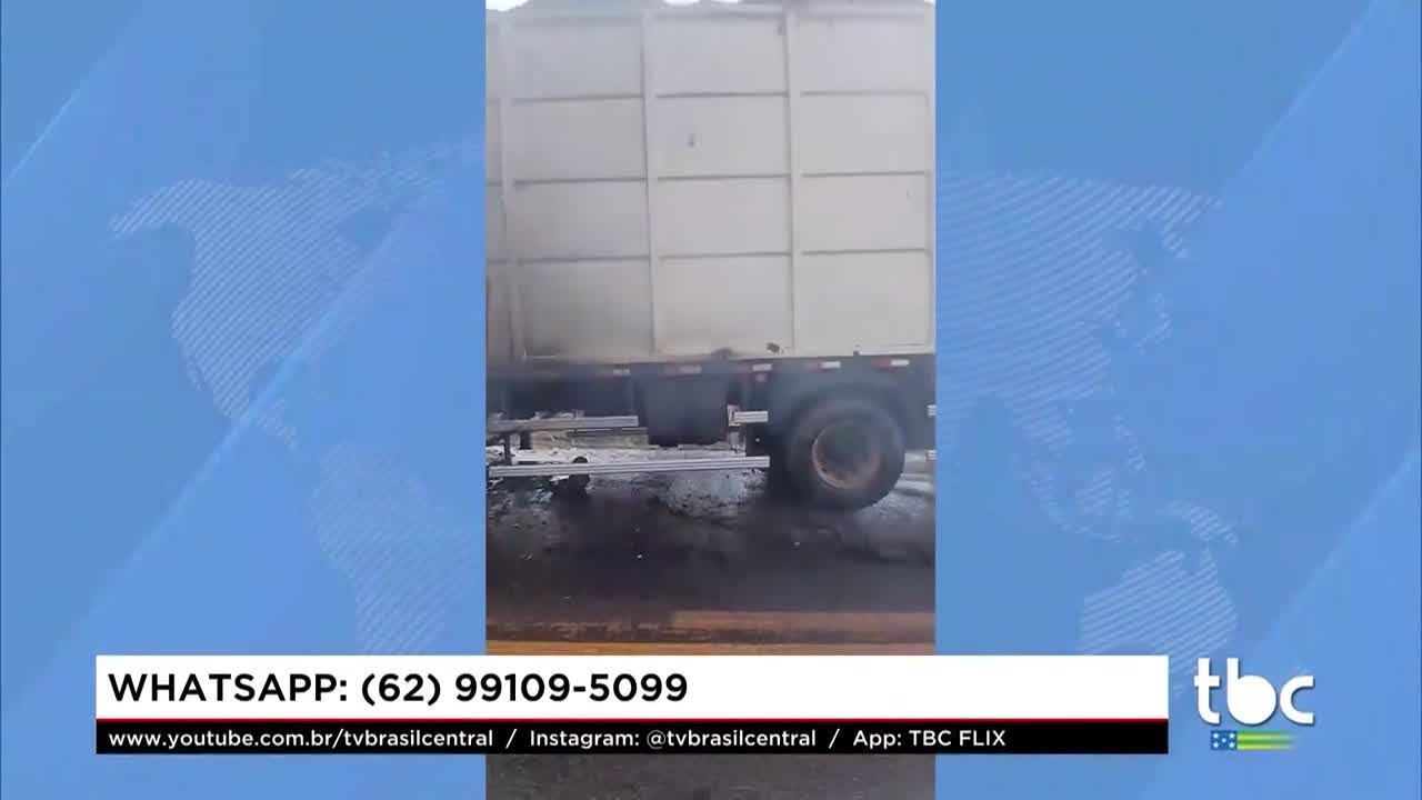 itemCaminhão pega Fogo e fica destruído na Go-184