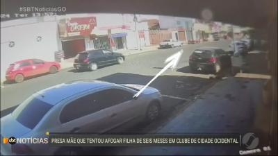 itemCarro bate e derruba motos estacionadas em Rio Verde