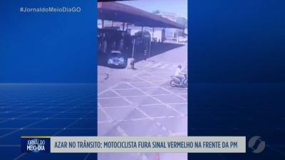 itemMotociclista fura sinal vermelho na frente da PM