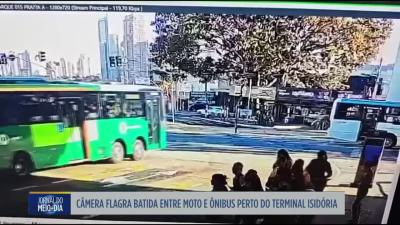 Câmera flagra batida entre moto e ônibus perto do Terminal Isidória