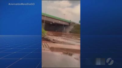 Chuva alaga viadutos em Aparecida e Catal&atilde;o