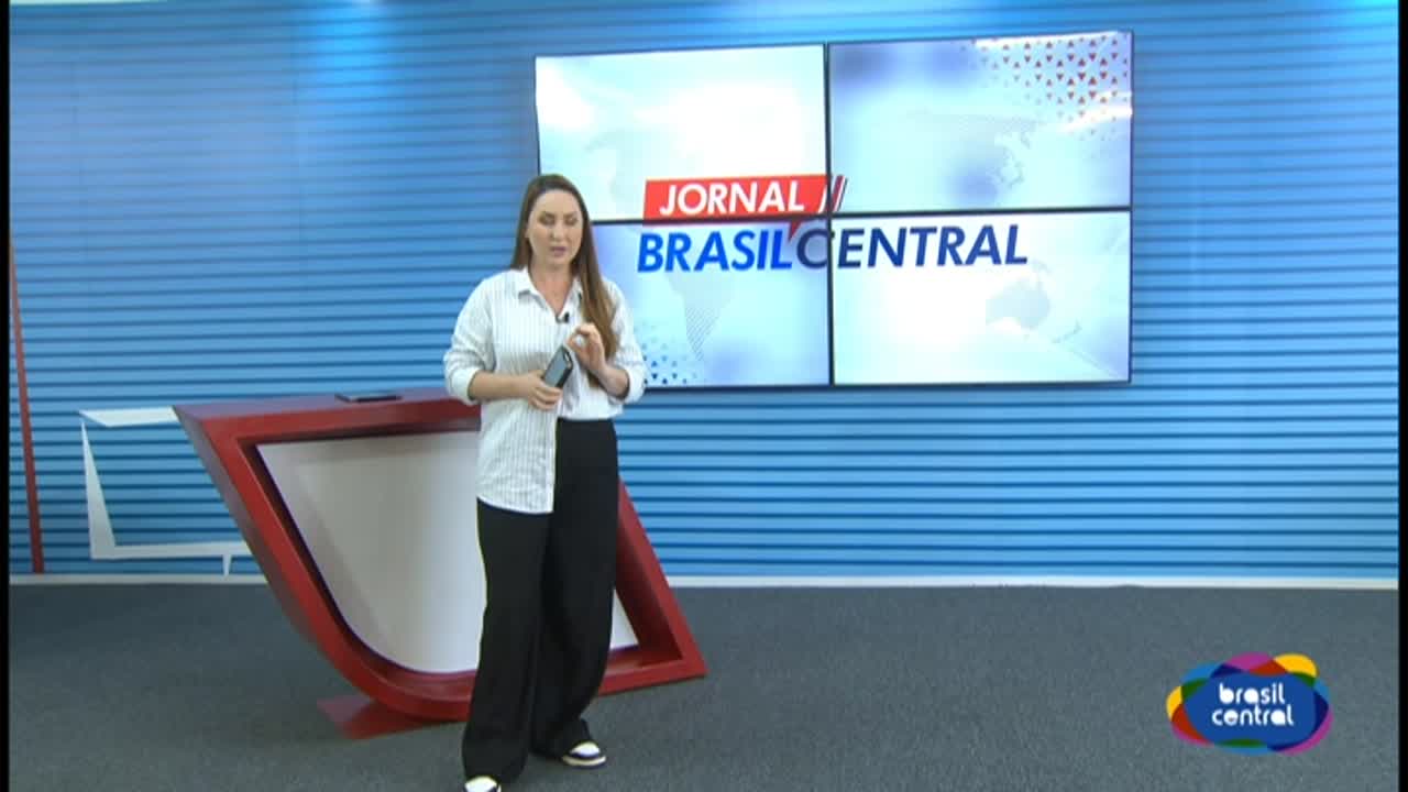 itemMulher agride 3 pessoas em Ponto de Ônibus