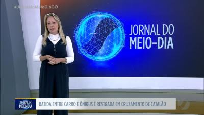 Acidente envolve carro e &ocirc;nibus em Catal&atilde;o