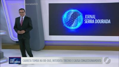 Carreta tomba na BR-060, interdita pista e causa congestionamento