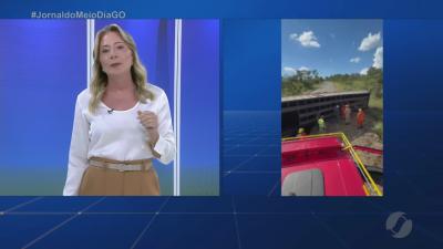 Motorista passa mal e carreta boiadeira tomba