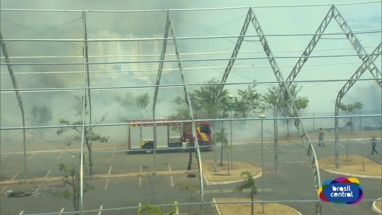 Bombeiros combatem Incêndio próximo ao CCON.