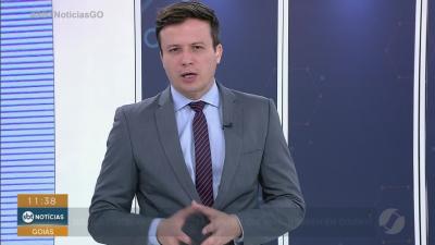 itemCarro capota em ponte e cai sobre linha férrea em Cidade Ocidental