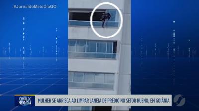 Mulher se arrisca ao limpar janela de prédio em Goiânia