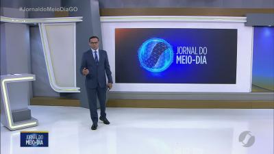 itemCarro roda na pista e atinge caminhão na BR-020