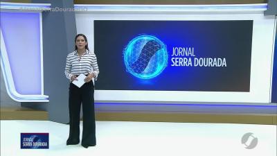 Caminhão da coleta de lixo acerta árvore e lixeira, em Goiânia