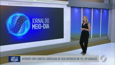 Carreta com soja interdita BR-153 em Jaragu&aacute;