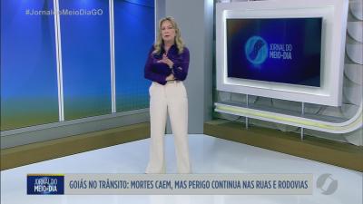 itemHomem sem habilitação vai parar com a moto embaixo de carreta em Anápolis