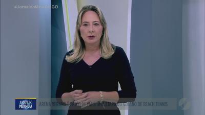 itemMotorista capota após bater em caçamba em Goiânia