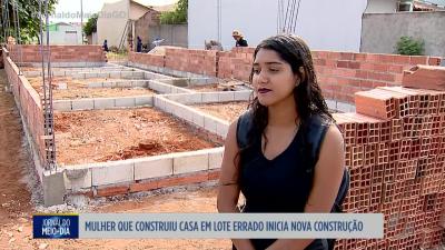itemMulher que construiu casa em lote errado inicia nova construção