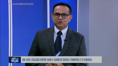 Colis&atilde;o entre van e carreta deixa cinco mortos na BR-020
