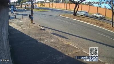 itemMotorista acerta moto com duas mulheres em Goiânia