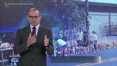 itemMilhares de pessoas visitam cemitérios no dia de finados em Goiânia