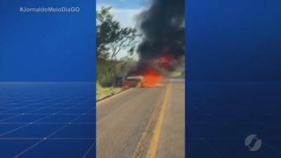 Inc&ecirc;ndio destr&oacute;i caminhonete na GO-330