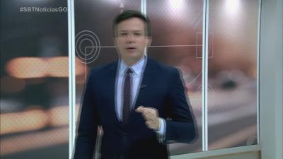 itemCaminhonete invade calçada e atinge casa em Goianira