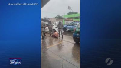 Cena inusitada morador usa canoa em rua alagada ap&oacute;s chuva intensa em Caldas Novas