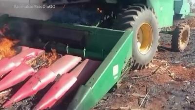 itemMáquina agrícola pega fogo durante colheita em Itapuranga