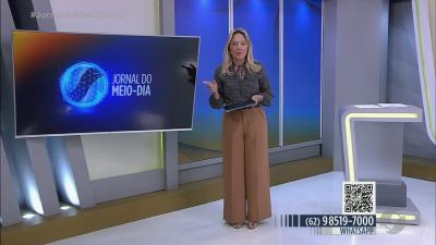 itemCarro atropela mulher que caminhava na rua em Anápolis