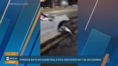 itemPorsche bate em guard rail e fica destruído na T-63 em Goiânia